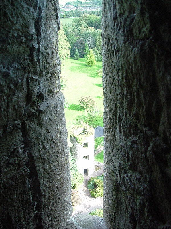 slides/Blarney-castle-archer-slot.jpg  Blarney-castle-archer-slot